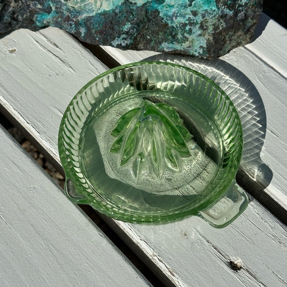 Vintage Hand Juicer Uranium Green Depression Glass - Picture 4 of 4